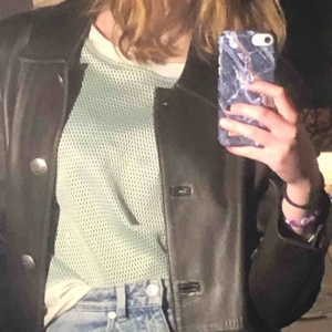  - Snygg långärmad tröja. Använder aldrig å därför säljer ja den😊