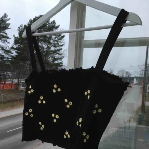  - Jättesnygg topp med broderade blommor! Helt nyskick. Skriv för mer bilder eller frågor :) 