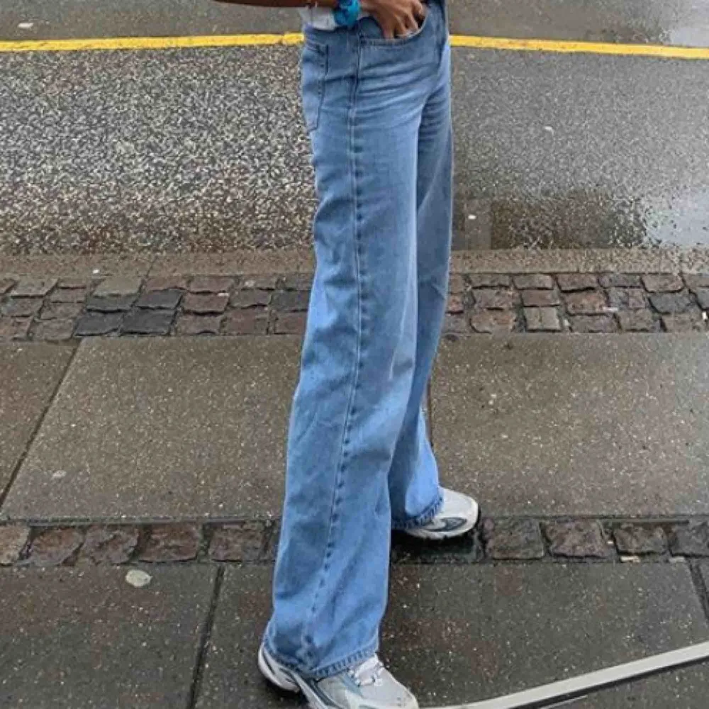 Vida jeans från H&M. Sitter som em smäck och använd fåtal ggr🤩. Jeans & Byxor.