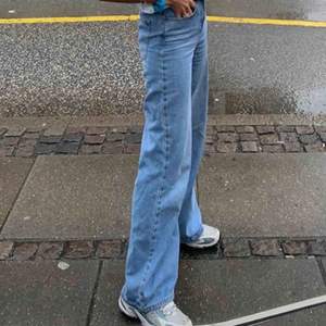 Vida jeans från H&M. Sitter som em smäck och använd fåtal ggr🤩