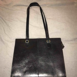  - En stor fin vardagsväska som jag köpt från myrorna. Den har inget märke så vet inget om värdet på väskan. Jätte fin skick🥰