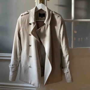  - Beige kappa från Stockholm LM. Nypris ca 1200. Säljer eftersom att jag aldrig använder den. 