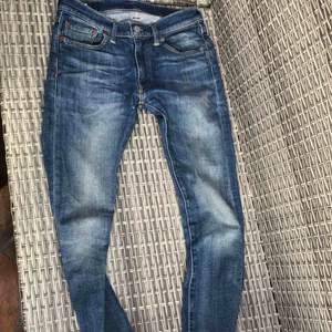 Fina Levi’s jeans i storlek W30 och L34! Modellen är ganska tighta jeans. Säljs för 349 kr eller högsta bud! Köparen står för eventuell frakt. 
