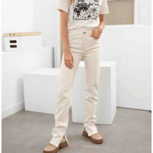  - Säljer dessa byxor från & other stories! Storlek 28, kan mötas upp i Umeå eller frakta men då betalar köparen frakt