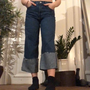  - Superballa highwaist jeans med uppvikt utsvängt ben. Sitter så snyggt kring rumpan. Nyskick då jag bara provat på så säljer då jag inte får användning för dem.  Köparen står för frakt:)