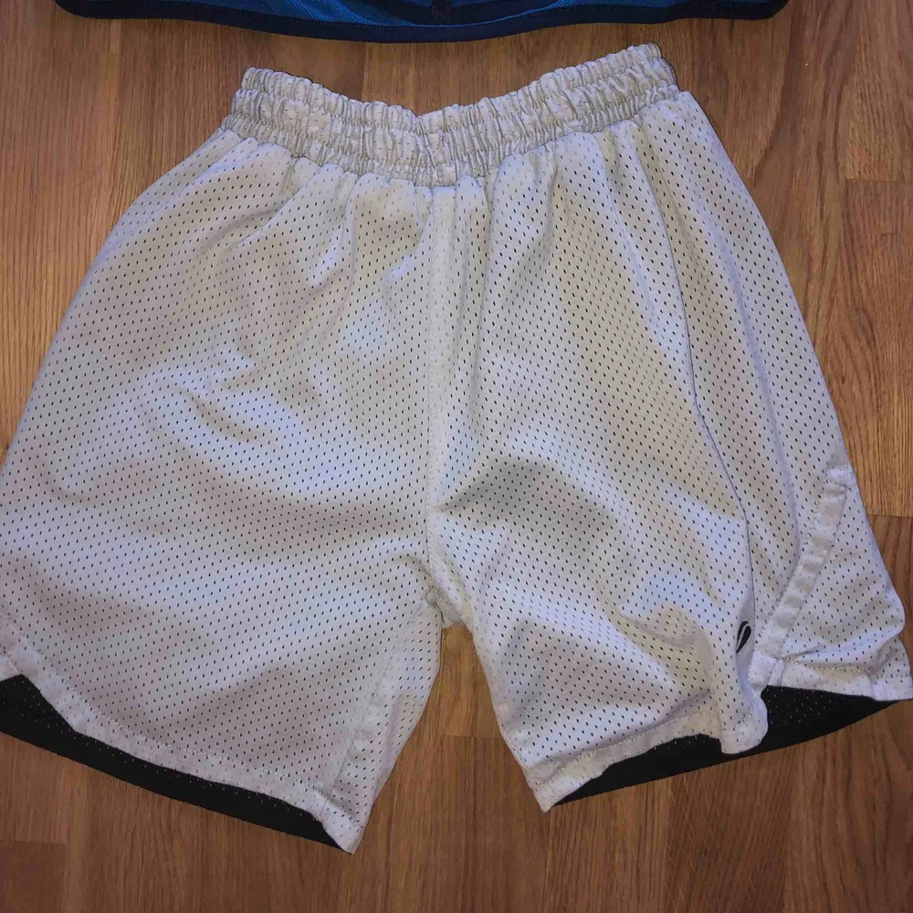 Jag säljer ett par Gamla shorts och min gamla träningströja, båda är i storlek 158/164. Båda är i märket Soc, priset kan sänkas vid snabb affär :) Shortsen går att ha som vitt och svart.. Övrigt.