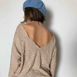  - Randig v-ringad tröja