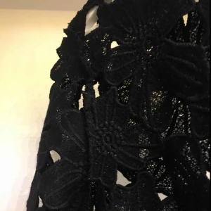  - Jättefin tröja med blommor! Perfekt skick. Skriv för mer bilder :)