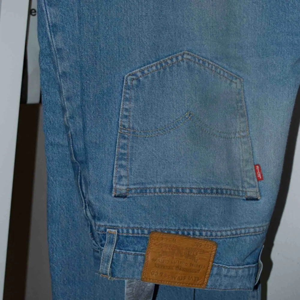 Levis jeans 502. Nypris: 899kr. Säljer pga: för små. Väl använda men ett lågt pris eftersom de är så pass använda. . Jeans & Byxor.
