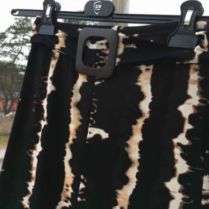 Häftiga byxor - Fina, långa byxor med vida ben! Sitter som en S/M. Helt nya och oanvända. Väldigt hög midja. Skriv för bilder på eller frågor :) Pris kan diskuteras vid snabb affär 