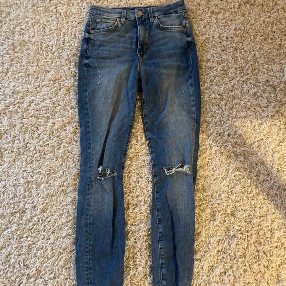 Snygga jeans från H&M. Säljer då de är för långa för mig. Knappt använda så är i mycket fint skick! Köparen står för frakten:). Jeans & Byxor.