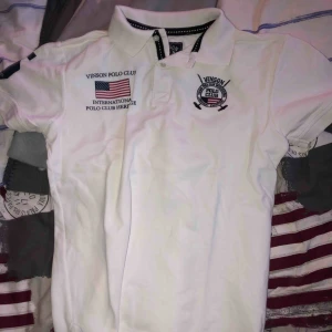  - Är en fin pikétröja som är sällan använd så är i ett bra skick 