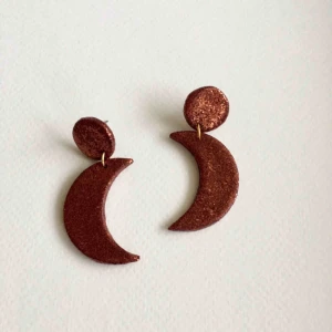  - Handgjorda glittriga örhängen i lera 🌜🌛 •nickelfria  •frakt 9kr •insta: dorisclaydesign 