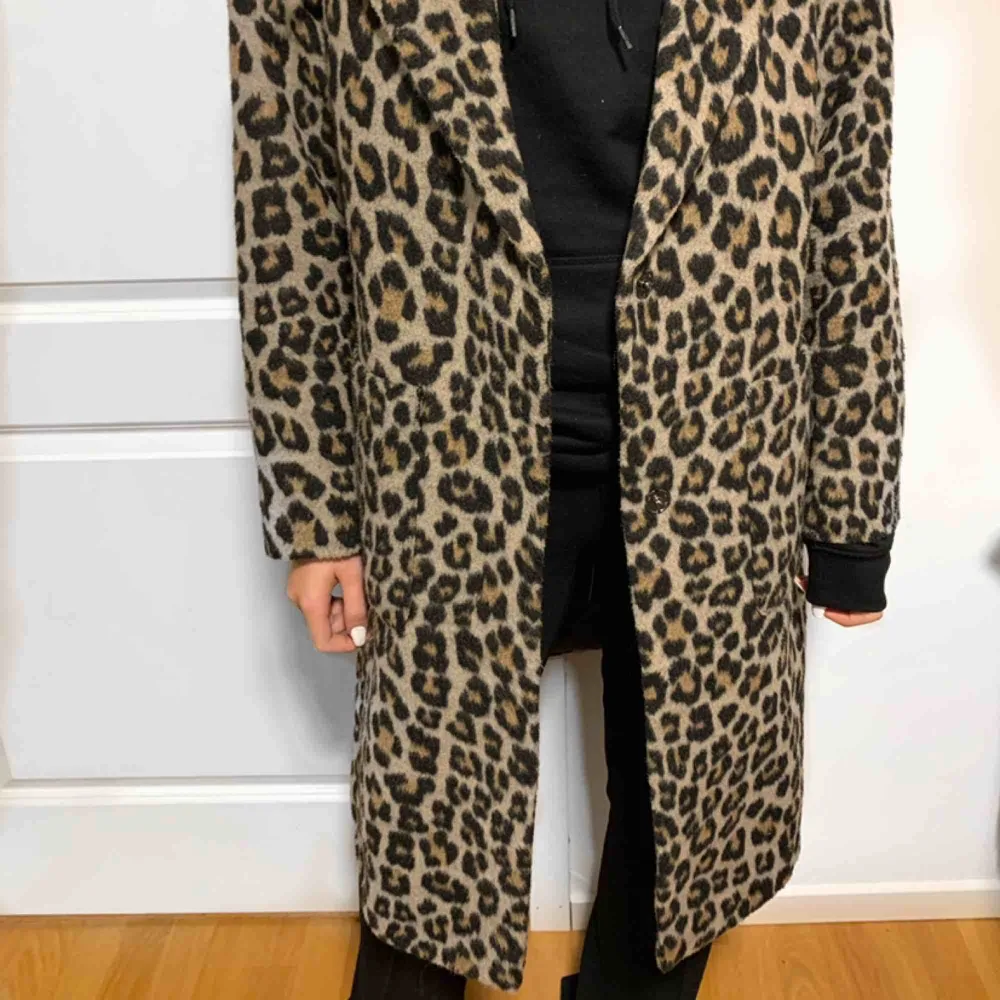 Snygg & jättebekväm kappa i ballt leopardmönster. Passar både en xs/s (lite oversize fit) & även M/L (normal size, alternativ lite tajtare). Köpare står för frakt!. Jackor.