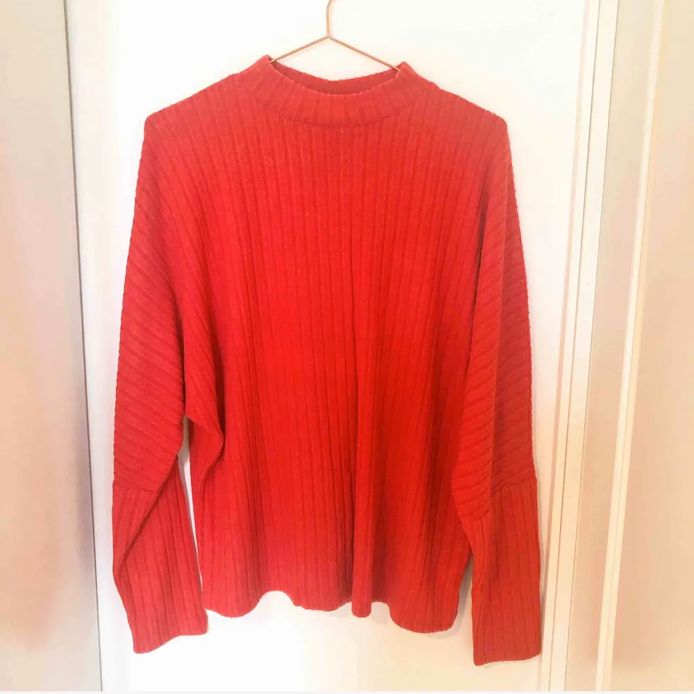 Snygg röd tröja som är extremt mjuk från Cubus. Storlek XL men skulle kunna passa en M och L också. Köpt för 299 kr.. Tröjor & Koftor.