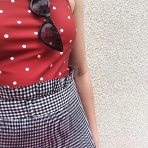 Kjol från Zara  - Väldigt snygg och trendig midi kjol i gingham mönster från zara . Perfekt nu till sommaren och sparsamt använd . 🦓✨