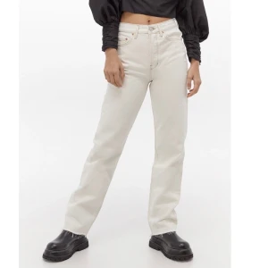 Urban Outfitters mom jeans - Supersnygga “straight leg” jeans från Urban Outfitters🌟 Storlek W28 L32, passar som en storlek S/M                 Köpta för runt 800kr och knappt använda🥰
