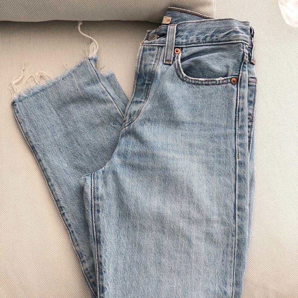 Levis jeans modellen Wedgie. Det är en rak byxa med hög midja och ankellängd. Dem är i storlek W24 och en längd L26. Säljes för jag har växt ur dom. Som nya! Nypris 1200kr . Jeans & Byxor.