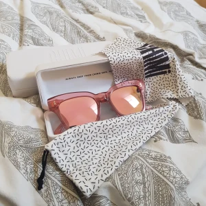 Äkta Chimi Glasögon - Säljer mina chimiglasögon som jag fått men som aldrig kommit till användning❤ De är alltså helt oanvända och allt tillkommer(fodral,påsfodral,tygbit att putsa med). FRAKTEN INGÅR ALLTID I PRISET😊Det finns även en liten skada på kanten av fodralet. 