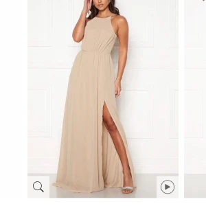 Beige balklänning, 450kr + frakt - Beige balklännning från Bubbleroom, köpt för någon månad sen och har aldrig använt, bara testat. Klänningen är jättefin och sitter bra! Köpt för 599kr säljer för 450kr, pris kan diskuteras, skriv för fler bilder! :) 
