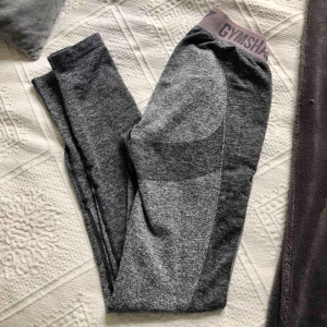 Gymshark träningstights - Gymshark seamless tights, tyvärr aningen urtvättade (midjebandet ska vara mer rosa) därav priset! I storlek S men passar XS eller M också. För långa för mig som är 155cm. Frakt tillkommer💞