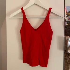 Super fint rött linne - Storlek S, kan dock passa XS-M då det e stretchiga. Frakten ingår i priset🤑🥳