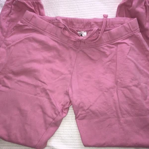 Mjukisbyxor - Söta mjukisbyxor. Passar i längden på någon som är 164cm. Betalningen sker via swish💗