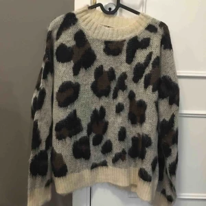  - Väldigt snygg stickad mönstrad tröja, den är i mycket bra kvalité, gosig och varm. 💖