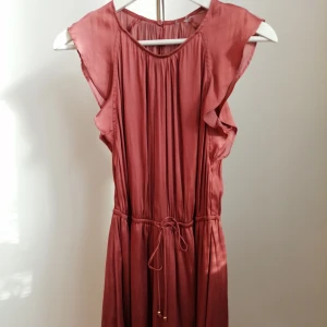 Bronze/orange satin klänning - Sparsamt använt. XS men passar även S. 