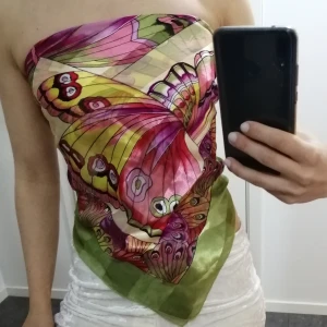 Satinscarf  - Satinscarf som kan användas på många olika sätt🥰  Mått: längd 95cm, bredd 95cm (Bud:130kr+frakt) 