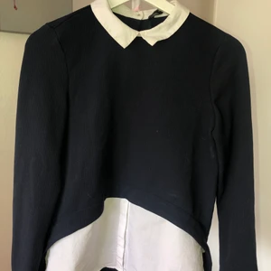 Blus/skjorta Zara - Fin långärmad tröja med fejkskjorta ”under” vid krage, händer och nere fram. Knappar upptill på ryggen. Köpt från zara, använd en gång. Storlek S, nypris ca 299kr.