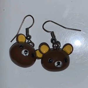 - rilakkumma örhängen 🥰🥰🥰