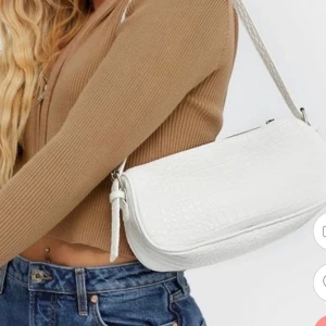 Axelväska från Nelly  - Säljer denna trendiga axelväska ifrån Nelly. Använd 1/2ggr och säljer pga har en liknande!! 💞 frakt tillkommer 