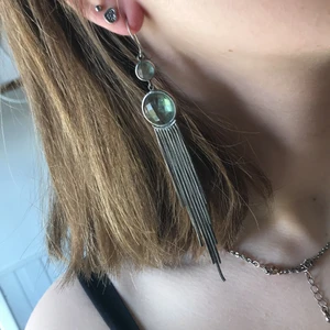 Örhängen - Coola örhängen i silver🌛