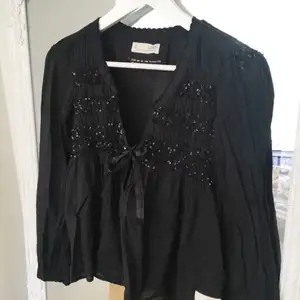  Odd Molly blus med  glitter på bysten. Köpt för 1100 men  priset kan diskuteras om man har intresse. Den är som ny då jag har  aldrig använt den. storlek 0 =Xs 