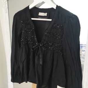 ODD MOLLY🖤💕 -  Odd Molly blus med  glitter på bysten. Köpt för 1100 men  priset kan diskuteras om man har intresse. Den är som ny då jag har  aldrig använt den. storlek 0 =Xs 