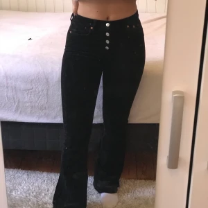 Zara bootcat Manchesterjeans svarta - Svarta sjukt snygga bootcat/manchesterjeans, väldigt bekväma och stretchiga!! formar sig väldigt fint på;))😫🥵