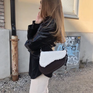 Väska  - Sadie Faux Fur Bag från Gina tricot, ord pris 399:-, endast använd på denna bild. Pris är inklusive frakt. 
