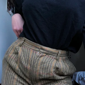 Rutiga kostymbyxor - Jättehärliga rutiga kostymbyxor köpta i amsterdam, i 60tals stil, spicar upp hela outfiten, men även supersköna! Bor du i göteborgstrakten möts jag gärna upp, annars står köparen för frakten:))