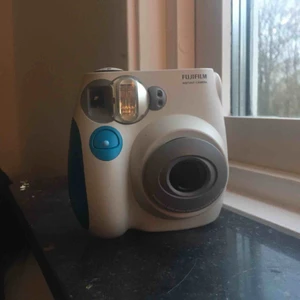 Polaroidkamera - Säljer min fina polariodkamera eftersom jag inte använder den längre! Kameran använder sig av Instax mini film, tror att det är paket med 10 bilder som finns att köpa i vanliga fotoaffärer. Frakt tillkommer på 50 kr (kan stå för den vid snabb affär