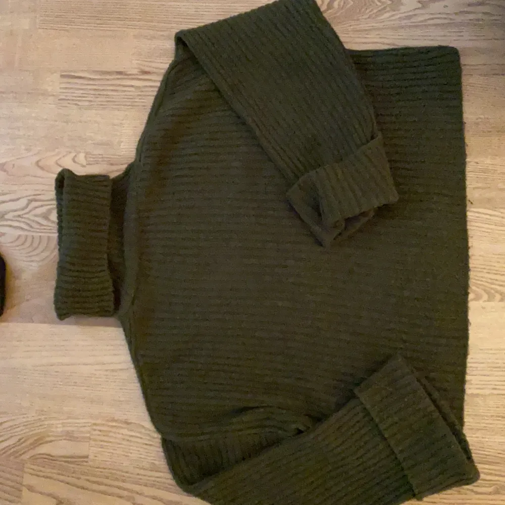 Mörk grön stickad tröja i polo från Gina tricket, kort i modellen . Tröjor & Koftor.
