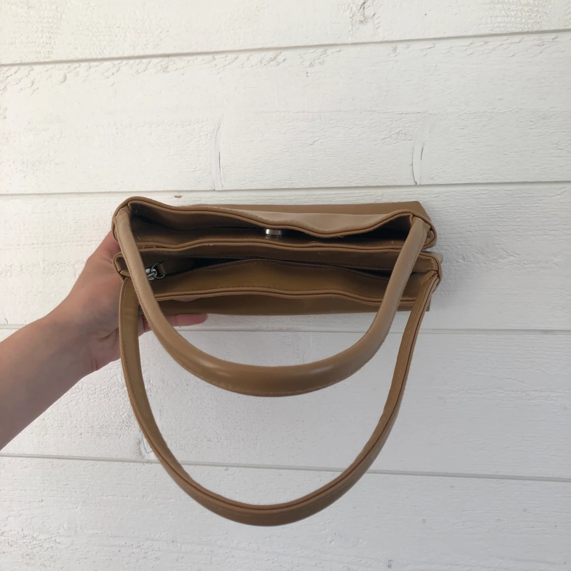 Trendig lattefärgad liten väska  - 90