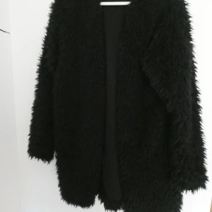 Faux fur jacka/kofta - Faux fur/ lurvig jacka/kofta från Gina Tricot. Storlek L. Köparen betalar frakten.
