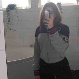 Polo - Säljer nu min super unika Ralph Lauren hoodie! Kommer från herr avdelningen storlek 18-20 år☺️ extremt fin med olika patches och texter! Hör av er om frågor! Frakten ingår 🥰 hör av er! 