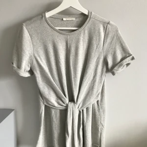 Topp med knyte från Zara  - Storlek S 