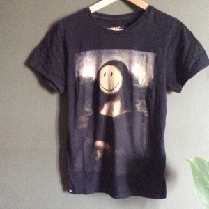 Dedicated grafic tshirt - Köpt när dedicated fortfarande hette “t-shirt store”, lite urtvättad jämfört med när den var helt ny men kvaliten är så bra så tycker knappt det märks.