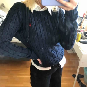  - En marin blå stickad tröja från Polo Ralph Lauren. I ny skick. Super stilren och ger en vårdad look. Enkel att klä för den neutrala färgen🎨💗🥰❤️