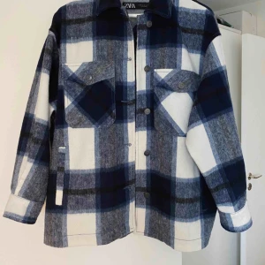  -  Populär rutig zara jacka i bra skick, använd ett fåtal gånger