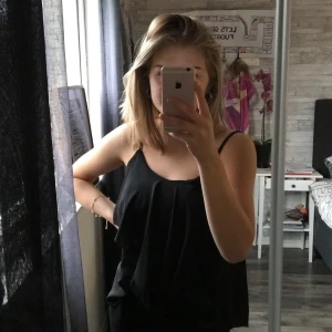 topp - Sjukt fin & skön topp med en volang🖤