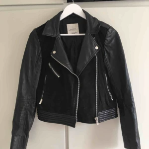  - Kombinerad skinn och mockajacka från mango. Köparen står för frakt.